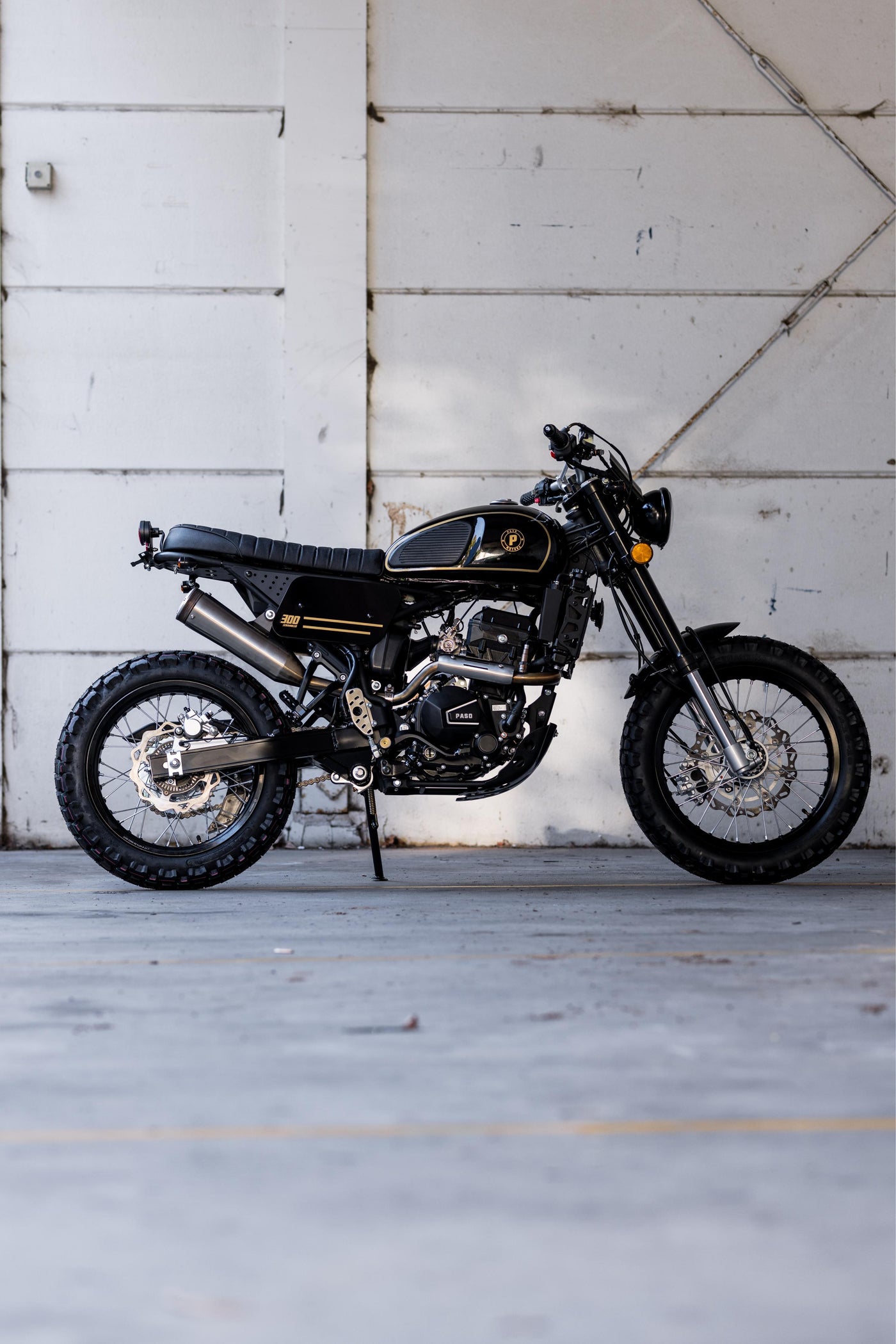 Paso XF300 Black Gloss Gold Trim